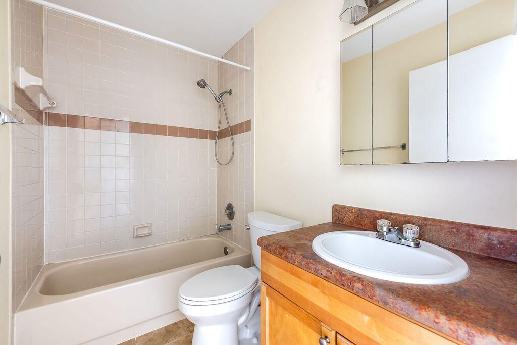 For Sale: $133,000 (1 beds, 1 baths, 704 Square Feet)