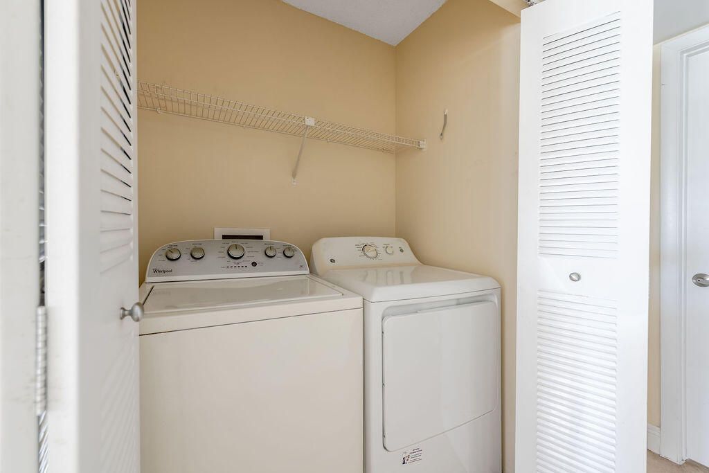 For Sale: $133,000 (1 beds, 1 baths, 704 Square Feet)