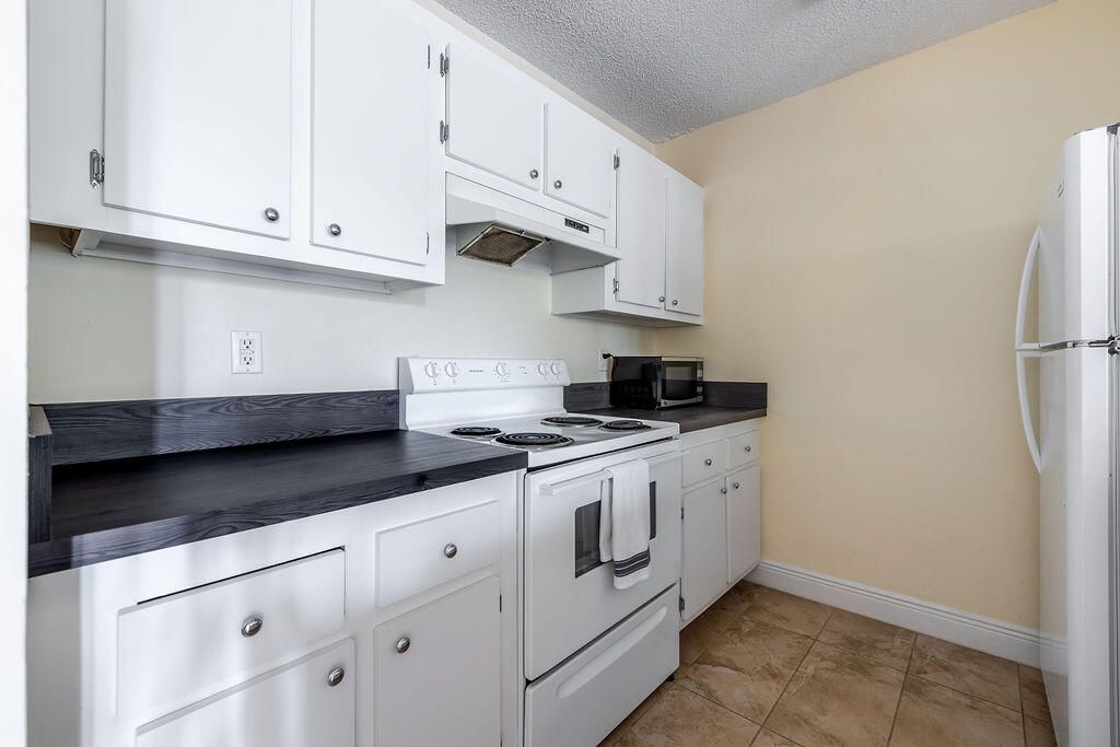 For Sale: $133,000 (1 beds, 1 baths, 704 Square Feet)