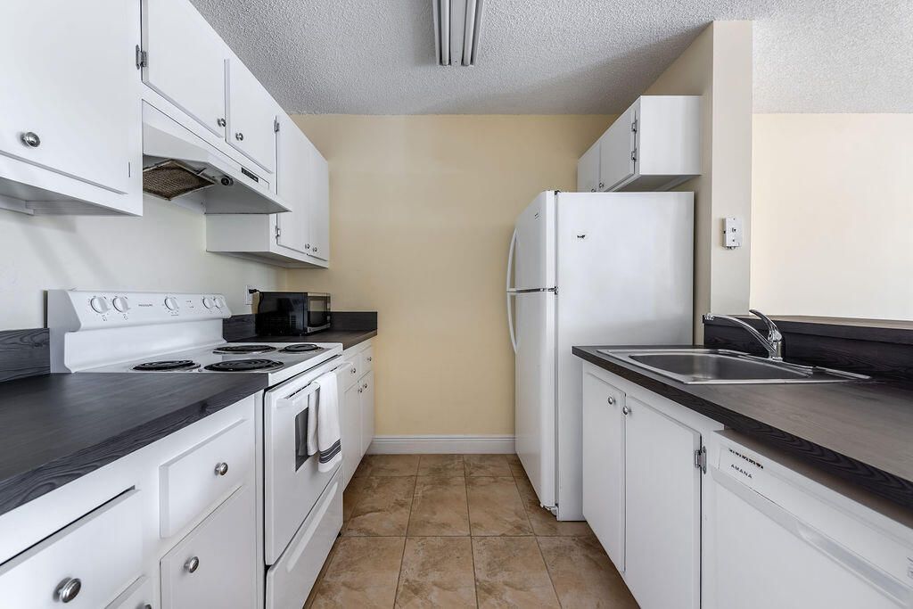 For Sale: $133,000 (1 beds, 1 baths, 704 Square Feet)