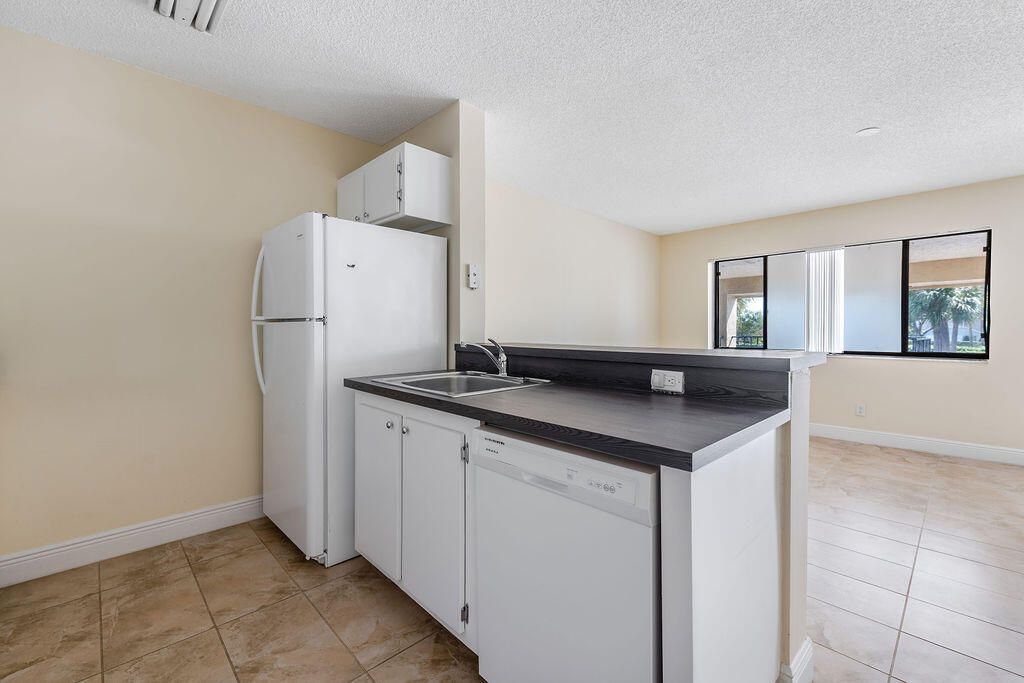 For Sale: $133,000 (1 beds, 1 baths, 704 Square Feet)