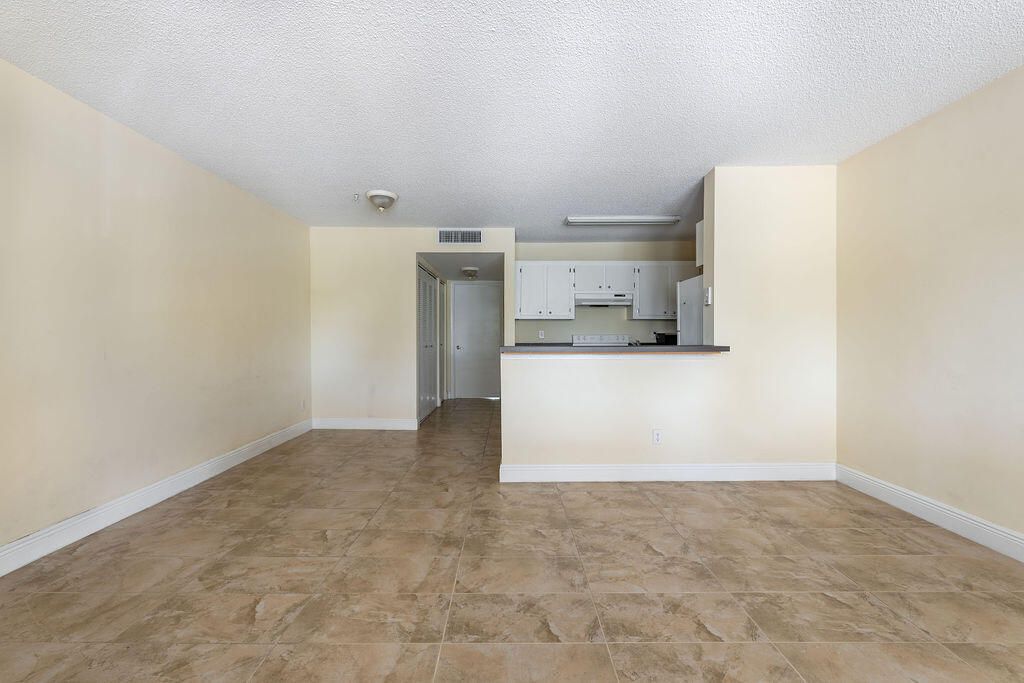 For Sale: $133,000 (1 beds, 1 baths, 704 Square Feet)