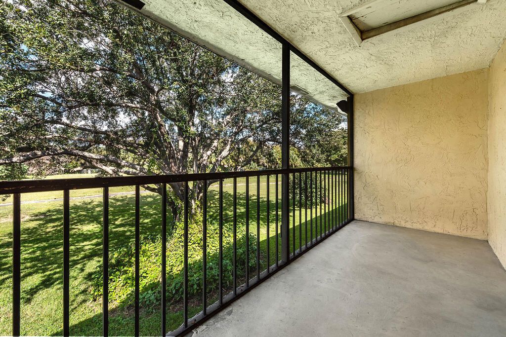 For Sale: $133,000 (1 beds, 1 baths, 704 Square Feet)