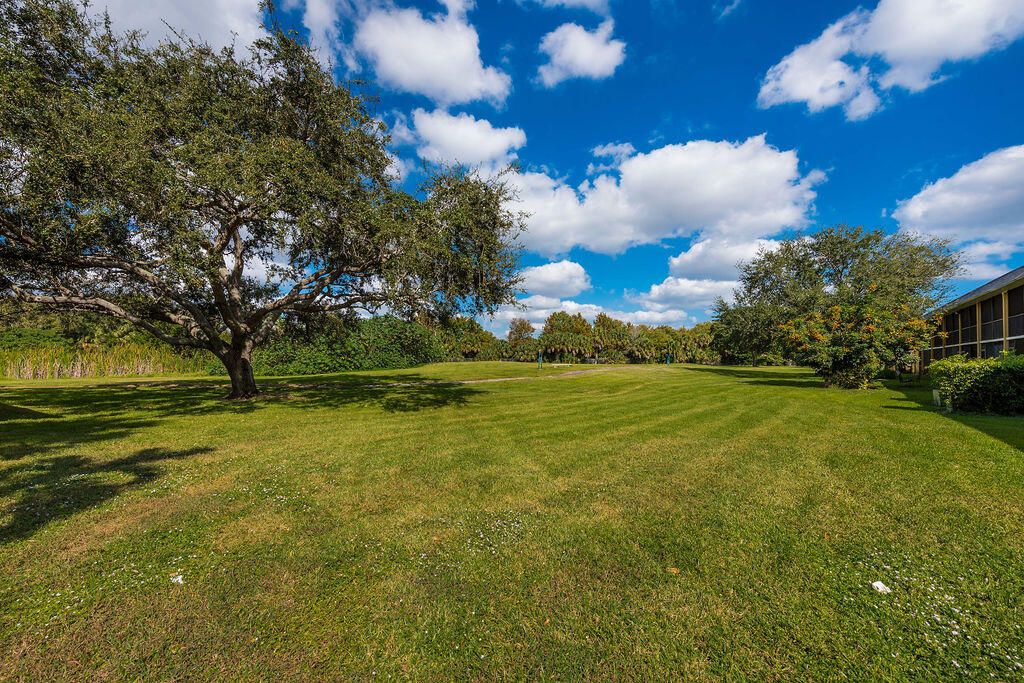 For Sale: $133,000 (1 beds, 1 baths, 704 Square Feet)