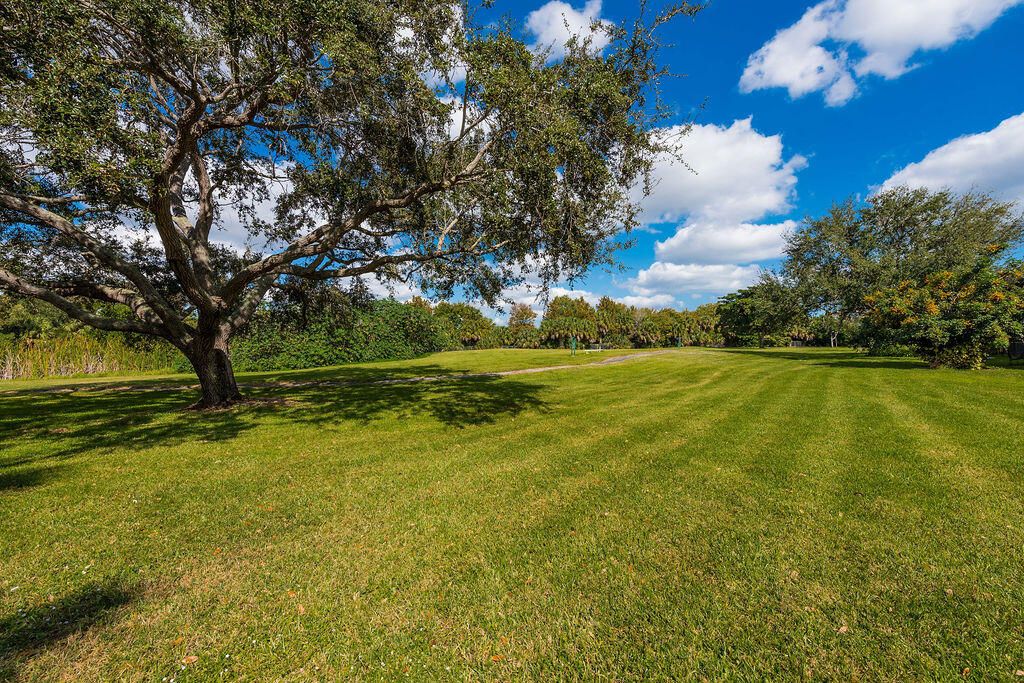 For Sale: $133,000 (1 beds, 1 baths, 704 Square Feet)