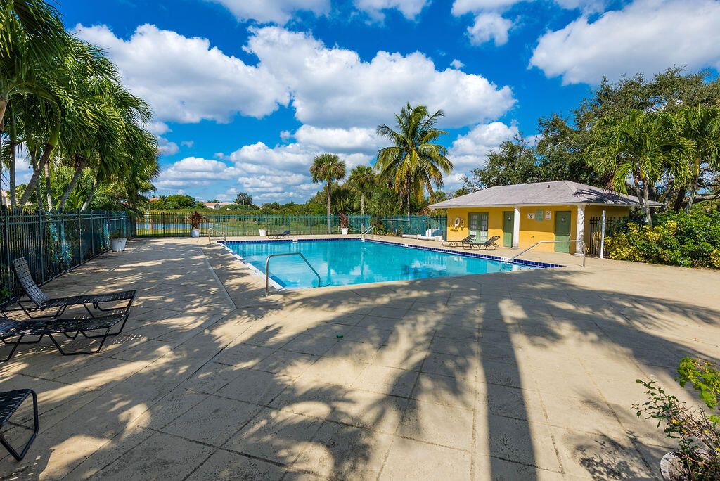 For Sale: $133,000 (1 beds, 1 baths, 704 Square Feet)