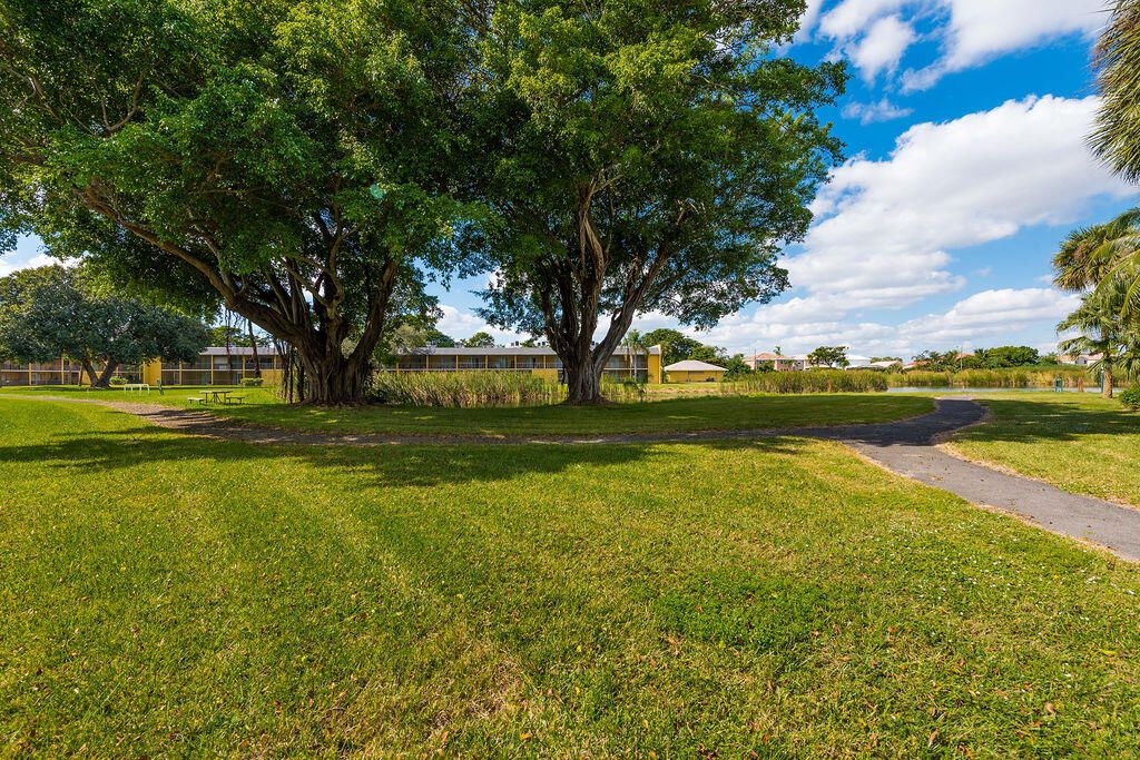 For Sale: $133,000 (1 beds, 1 baths, 704 Square Feet)