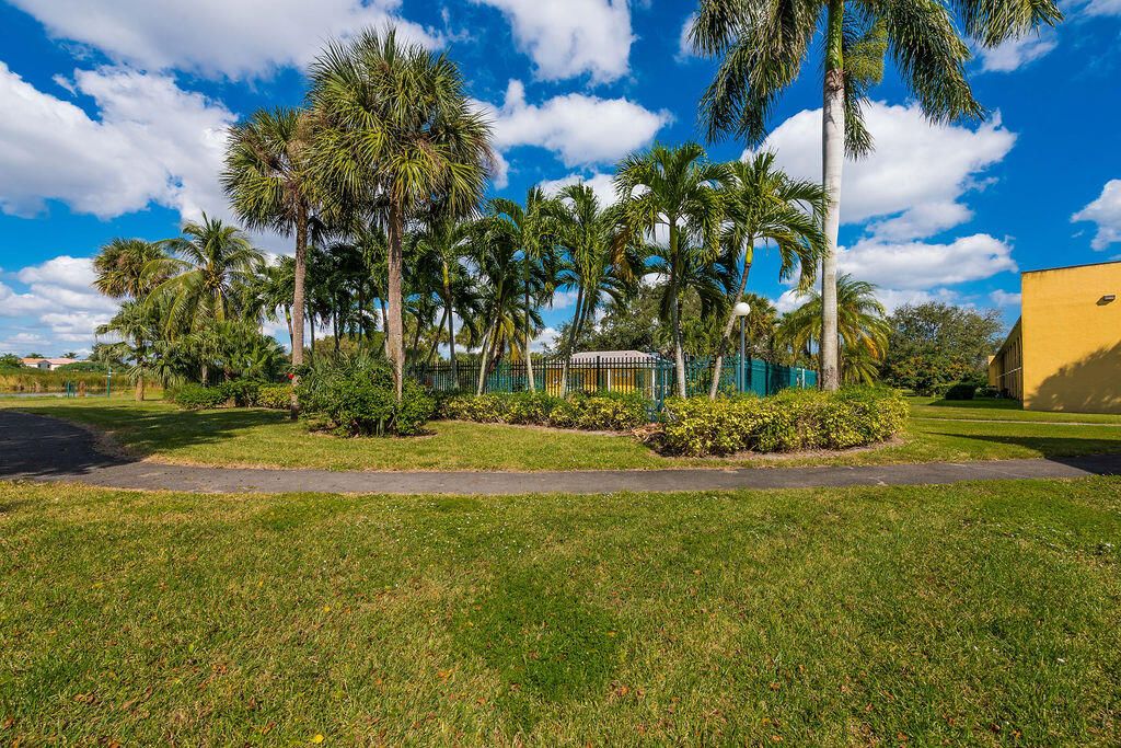 For Sale: $133,000 (1 beds, 1 baths, 704 Square Feet)