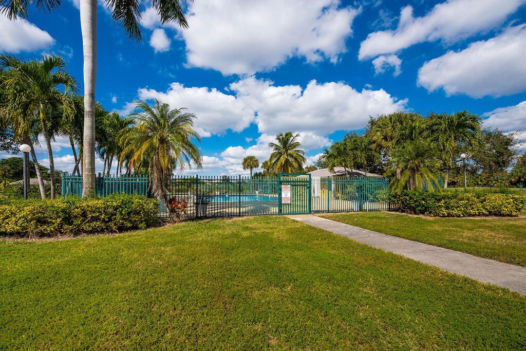 For Sale: $133,000 (1 beds, 1 baths, 704 Square Feet)