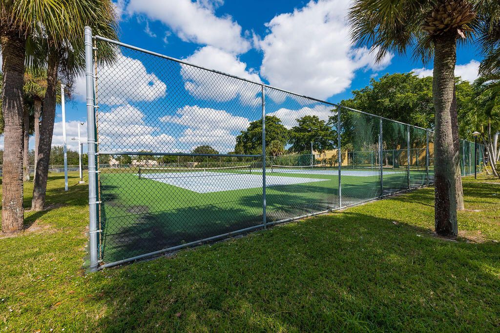 For Sale: $133,000 (1 beds, 1 baths, 704 Square Feet)