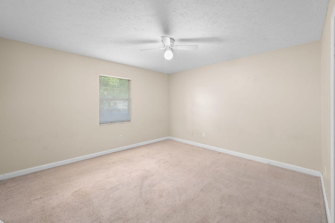 На продажу: $330,111 (3 спален, 2 ванн, 1694 Квадратных фут)