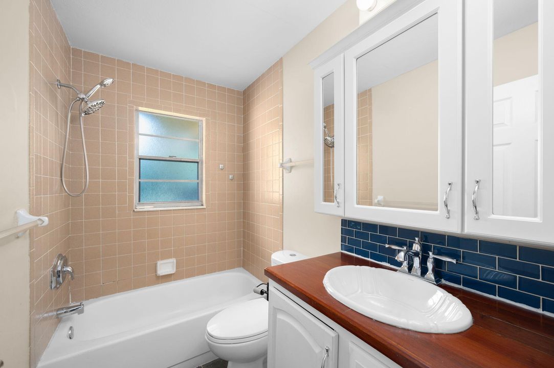 На продажу: $330,111 (3 спален, 2 ванн, 1694 Квадратных фут)