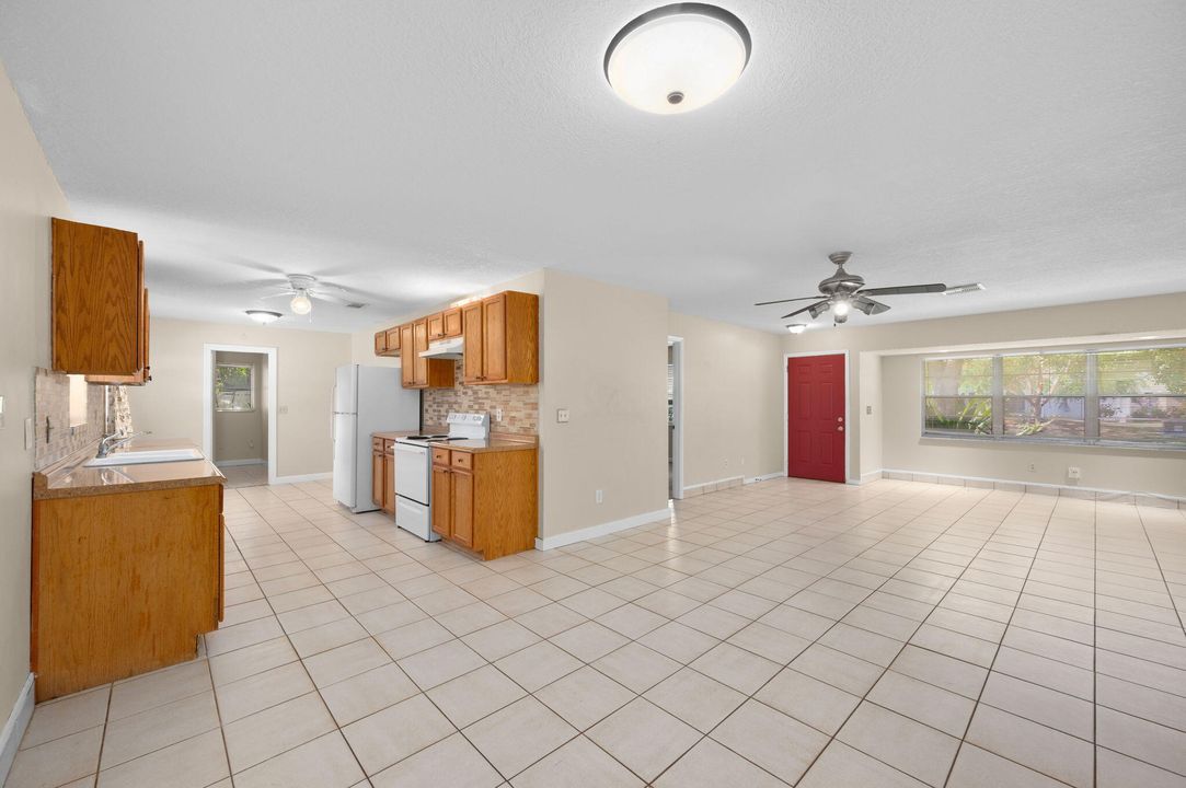 На продажу: $330,111 (3 спален, 2 ванн, 1694 Квадратных фут)