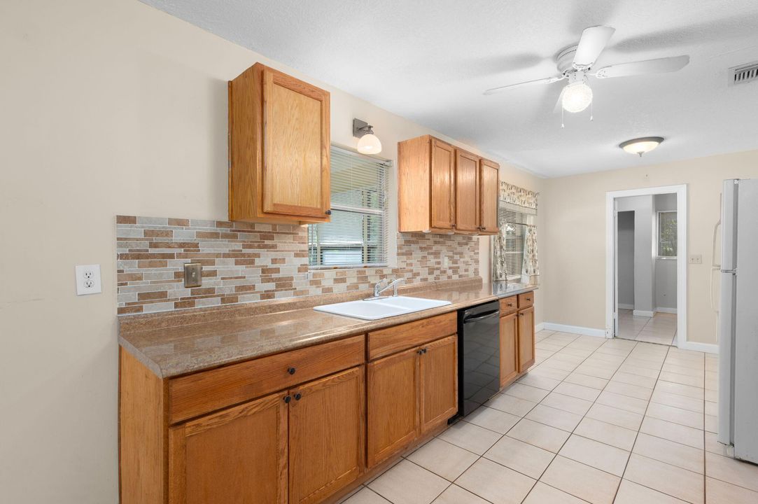 На продажу: $330,111 (3 спален, 2 ванн, 1694 Квадратных фут)