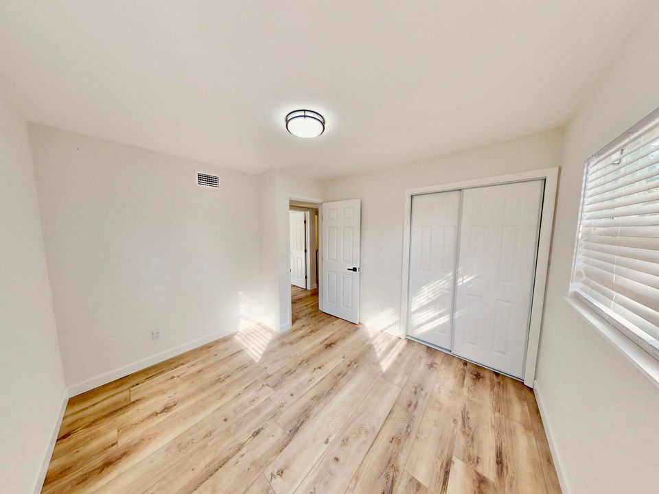 Active With Contract: $224,999 (3 beds, 1 baths, 864 Square Feet)