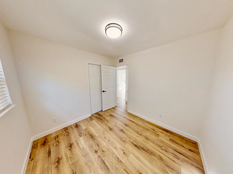 Active With Contract: $224,999 (3 beds, 1 baths, 864 Square Feet)