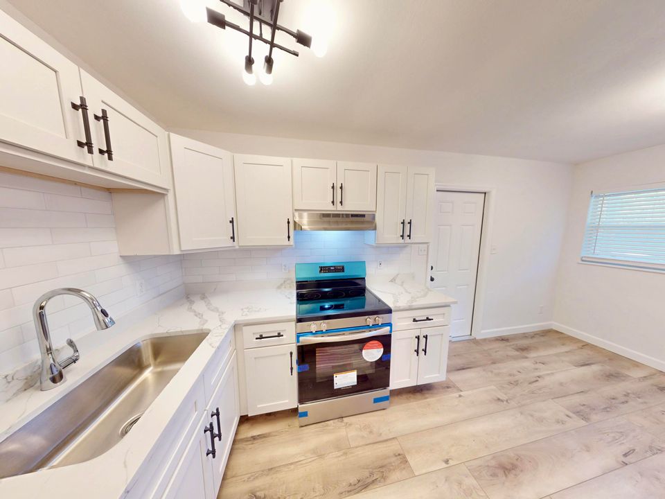 Active With Contract: $224,999 (3 beds, 1 baths, 864 Square Feet)