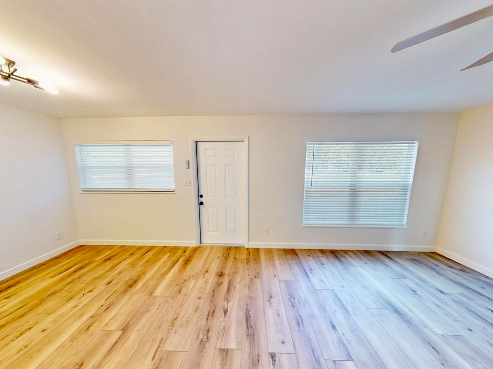 Active With Contract: $224,999 (3 beds, 1 baths, 864 Square Feet)