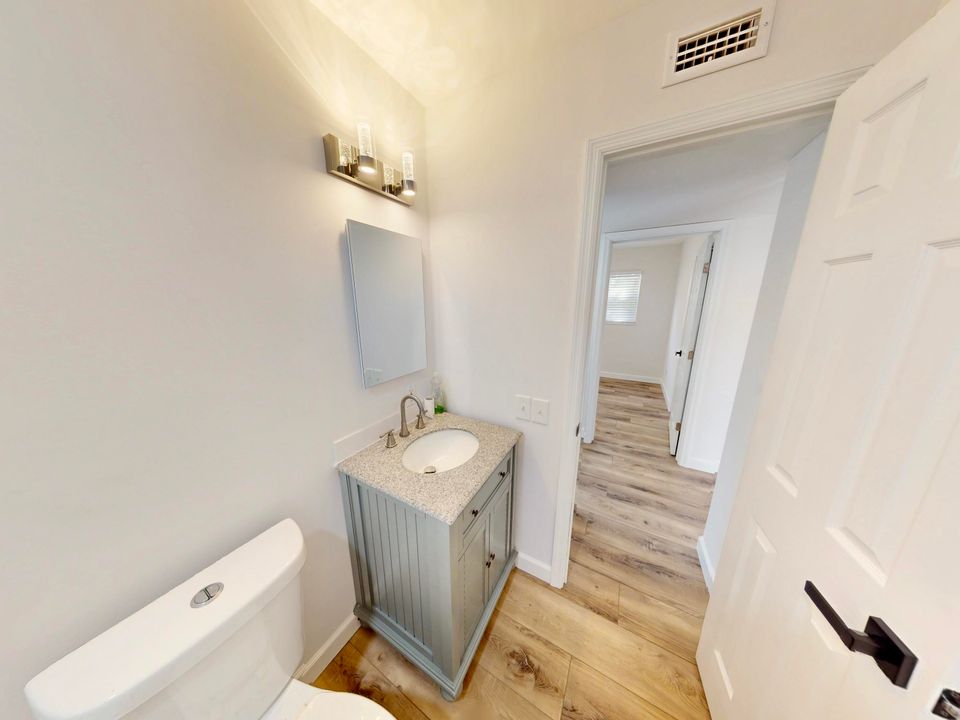 Active With Contract: $224,999 (3 beds, 1 baths, 864 Square Feet)