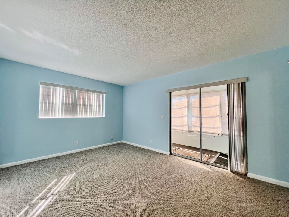 For Sale: $79,900 (1 beds, 1 baths, 684 Square Feet)