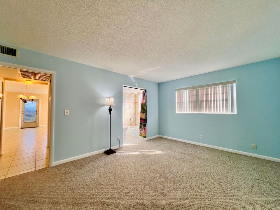 For Sale: $79,900 (1 beds, 1 baths, 684 Square Feet)
