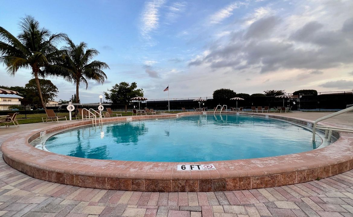 For Sale: $79,900 (1 beds, 1 baths, 684 Square Feet)