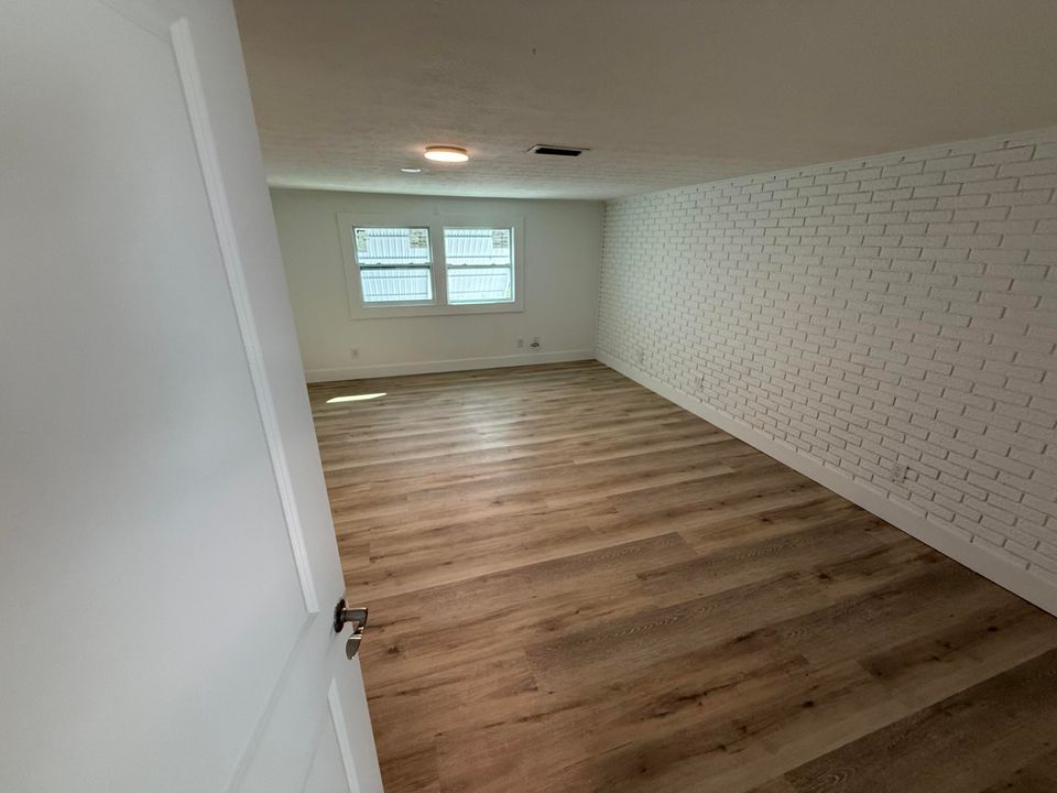 На продажу: $235,000 (4 спален, 2 ванн, 1464 Квадратных фут)