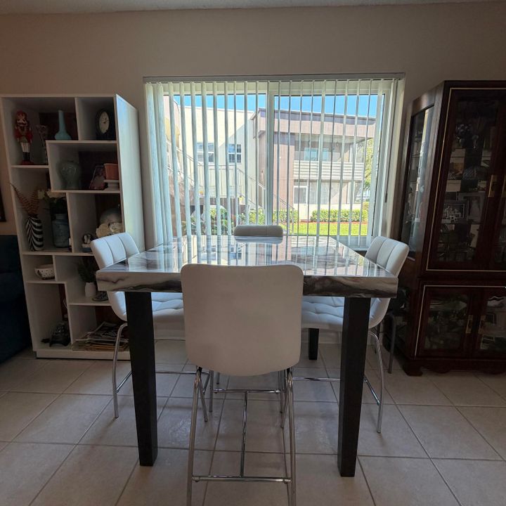 For Rent: $1,700 (1 beds, 1 baths, 760 Square Feet)