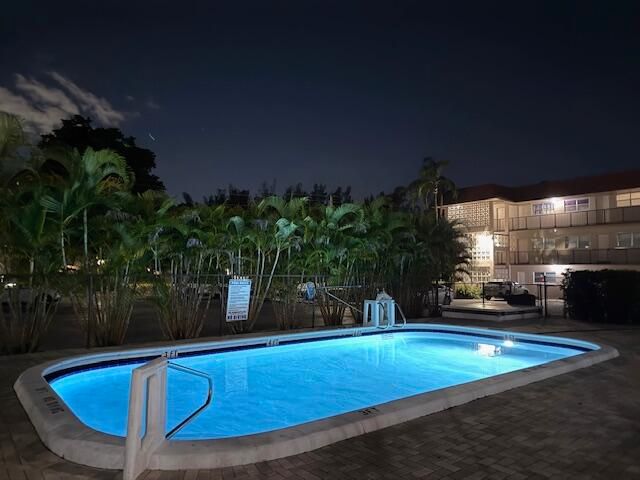 For Sale: $220,000 (2 beds, 2 baths, 882 Square Feet)