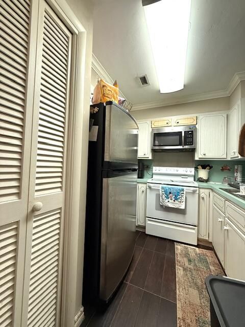 For Sale: $220,000 (2 beds, 2 baths, 882 Square Feet)