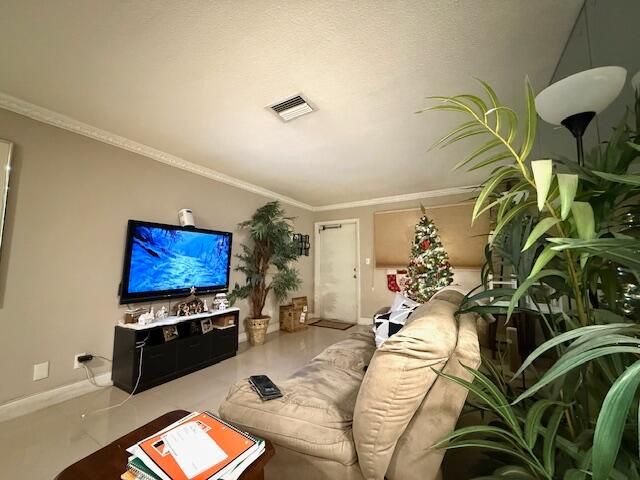 For Sale: $220,000 (2 beds, 2 baths, 882 Square Feet)