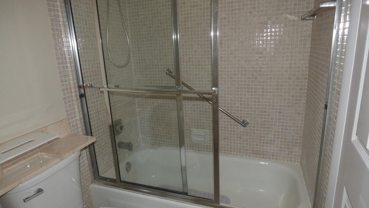 待售: $81,111 (1 贝兹, 1 浴室, 760 平方英尺)