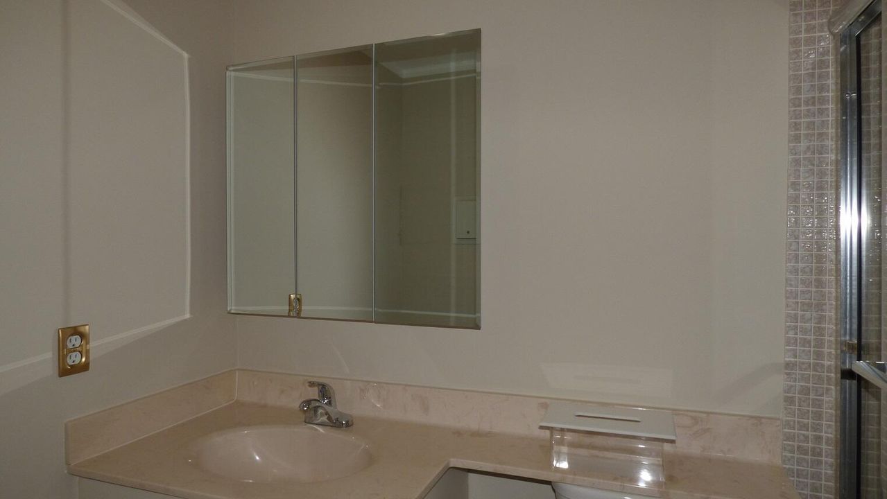 待售: $81,111 (1 贝兹, 1 浴室, 760 平方英尺)