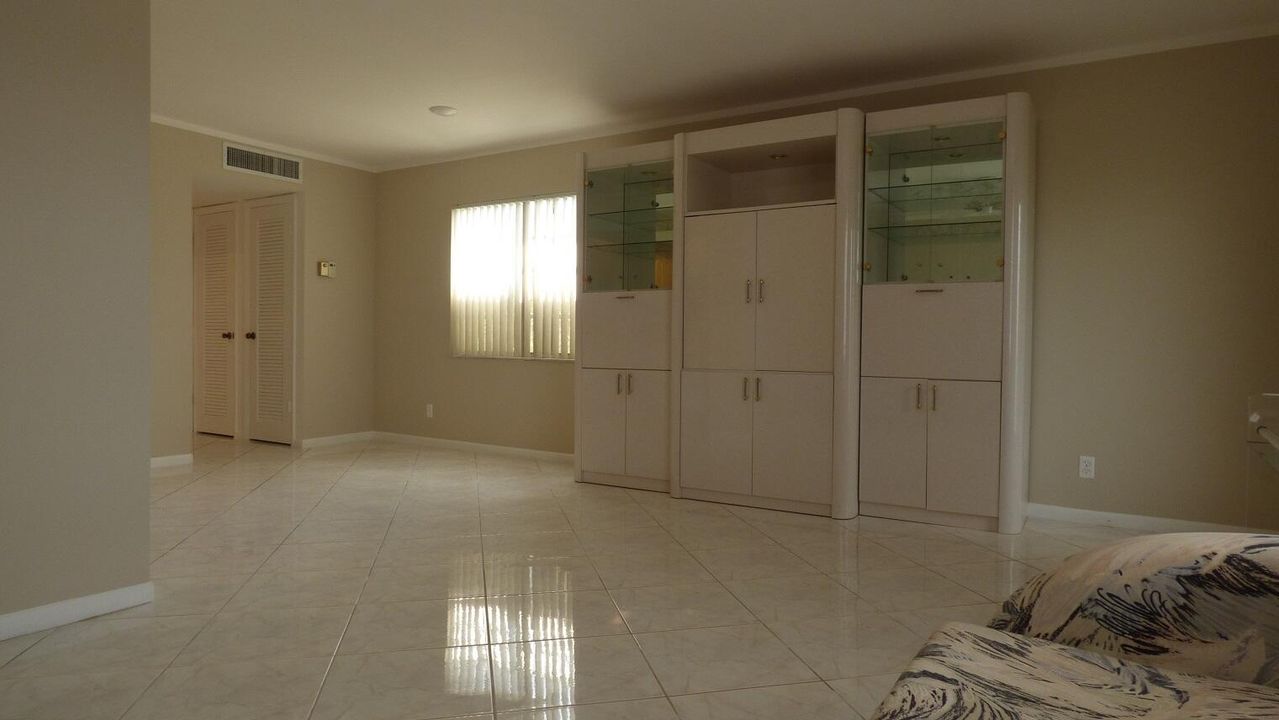 待售: $81,111 (1 贝兹, 1 浴室, 760 平方英尺)