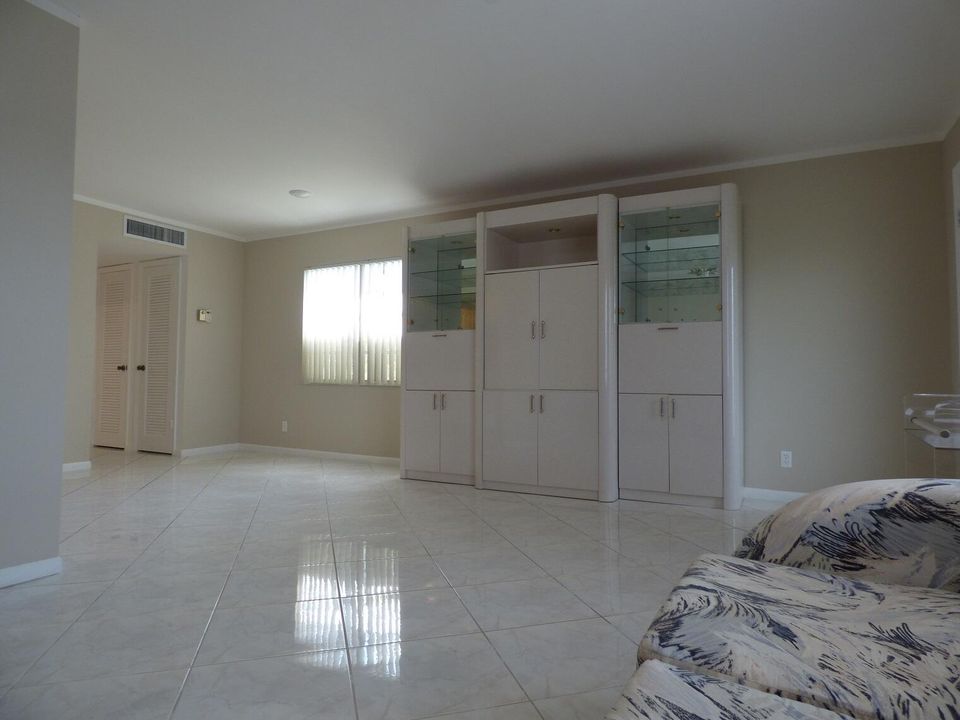 待售: $81,111 (1 贝兹, 1 浴室, 760 平方英尺)