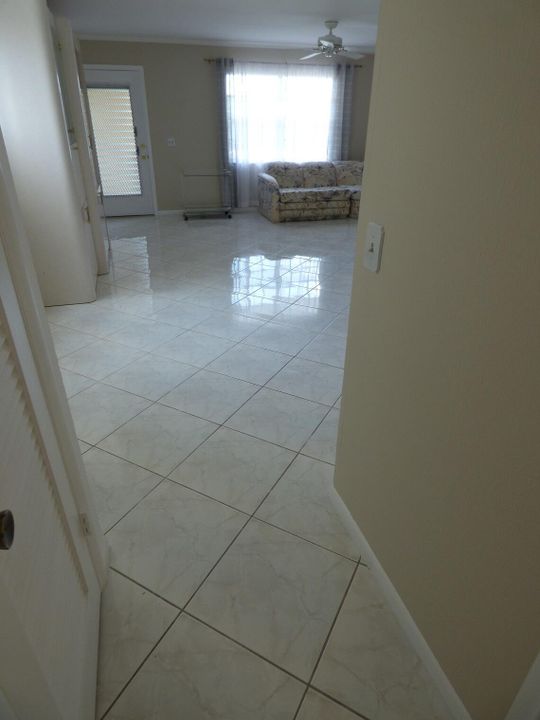 待售: $81,111 (1 贝兹, 1 浴室, 760 平方英尺)