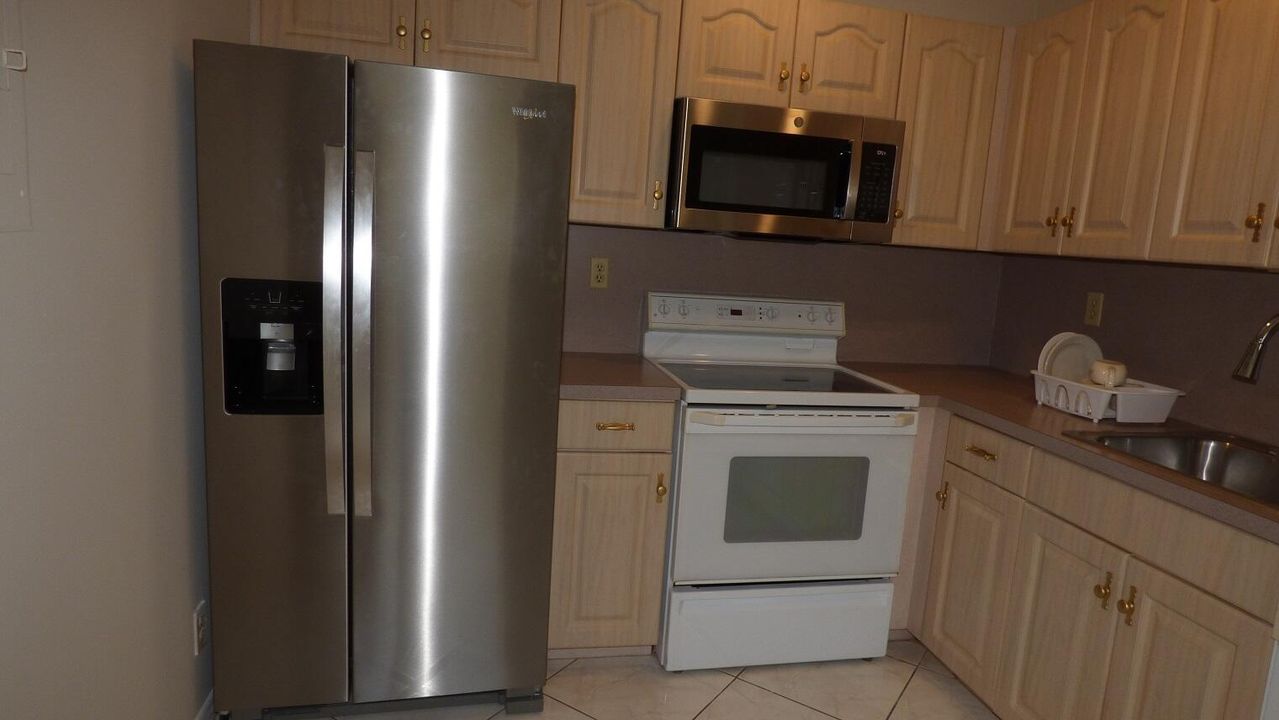 待售: $81,111 (1 贝兹, 1 浴室, 760 平方英尺)