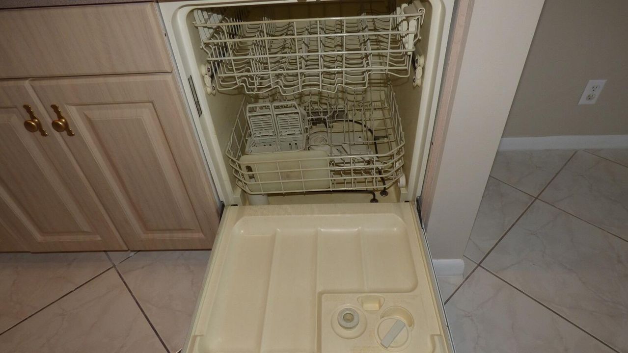 待售: $81,111 (1 贝兹, 1 浴室, 760 平方英尺)