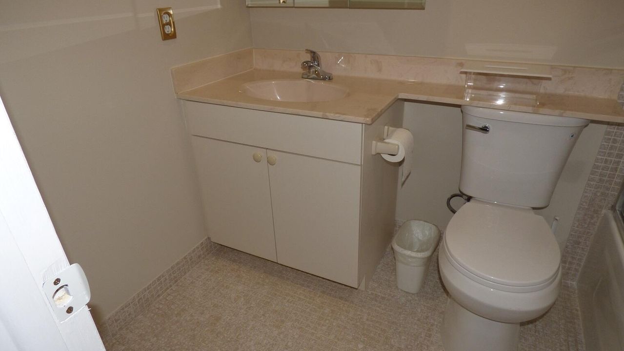 待售: $81,111 (1 贝兹, 1 浴室, 760 平方英尺)