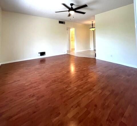 出租: $1,700 (2 贝兹, 1 浴室, 875 平方英尺)