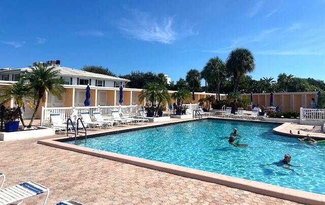 出租: $1,700 (2 贝兹, 1 浴室, 875 平方英尺)