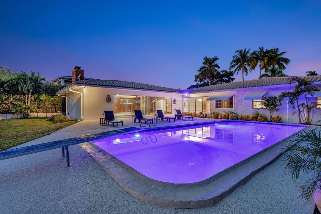 Под контрактом: $2,700,000 (4 спален, 2 ванн, 3366 Квадратных фут)