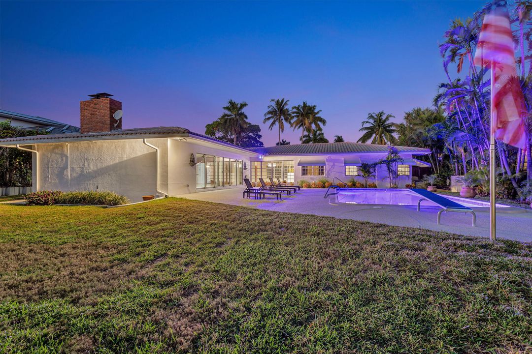 Под контрактом: $2,700,000 (4 спален, 2 ванн, 3366 Квадратных фут)