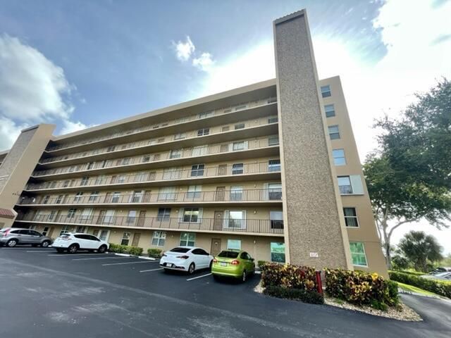 For Sale: $249,000 (2 beds, 2 baths, 1070 Square Feet)