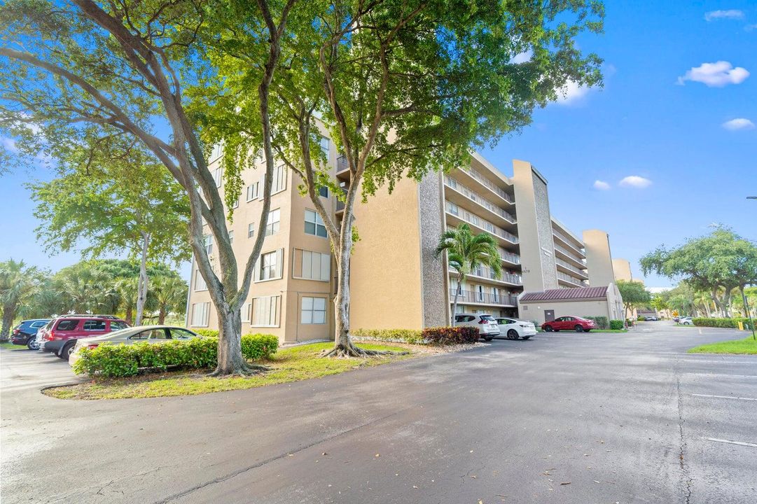 For Sale: $249,000 (2 beds, 2 baths, 1070 Square Feet)