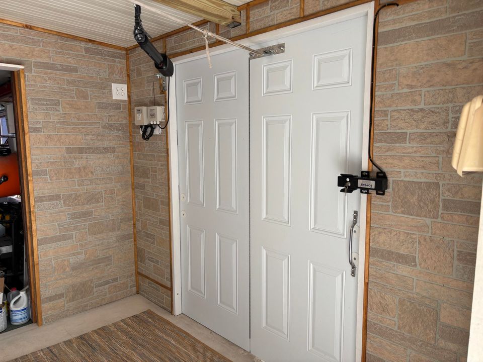 合同活跃: $249,900 (2 贝兹, 2 浴室, 1400 平方英尺)