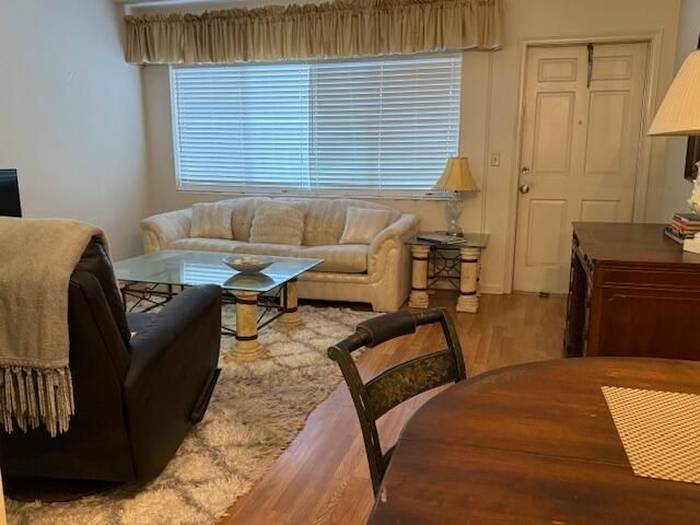 For Sale: $74,900 (1 beds, 1 baths, 612 Square Feet)