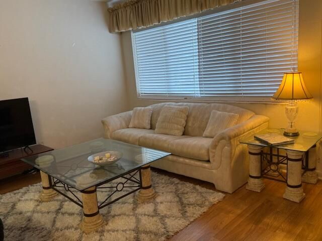 For Sale: $74,900 (1 beds, 1 baths, 612 Square Feet)