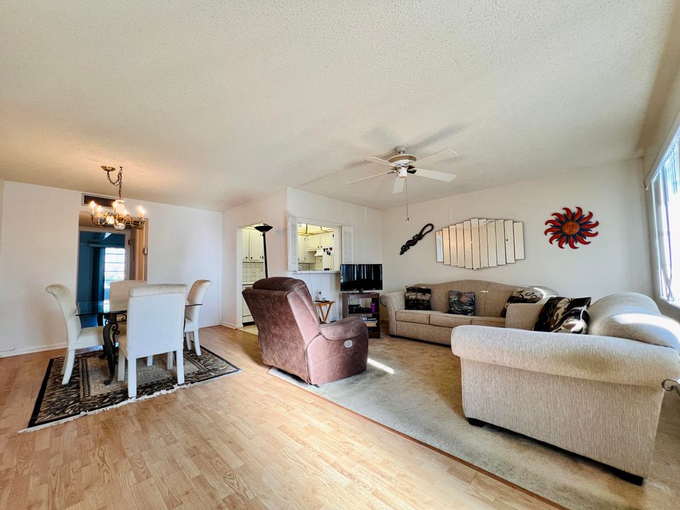 На продажу: $59,900 (1 спален, 1 ванн, 819 Квадратных фут)