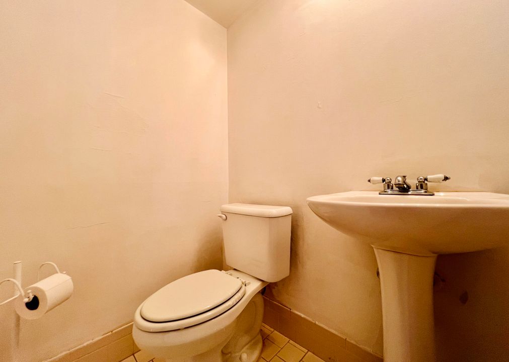 На продажу: $59,900 (1 спален, 1 ванн, 819 Квадратных фут)